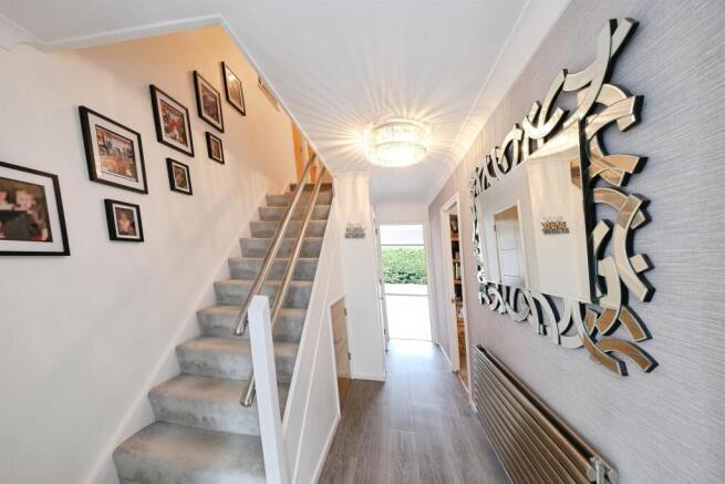 5 bed Detached for sale Image 6