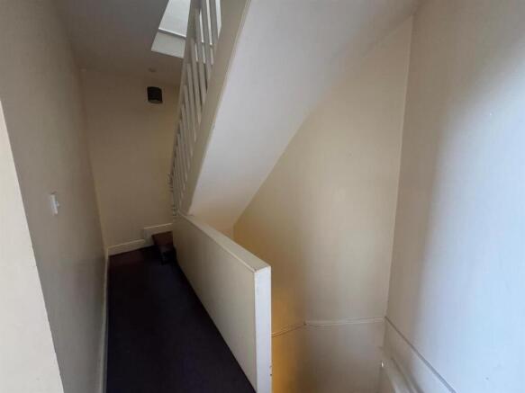 2 bed Apartment to rent Image 8