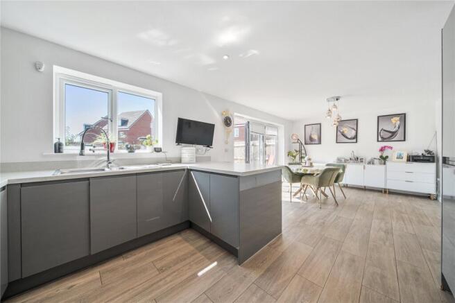 4 bed Detached for sale Image 8