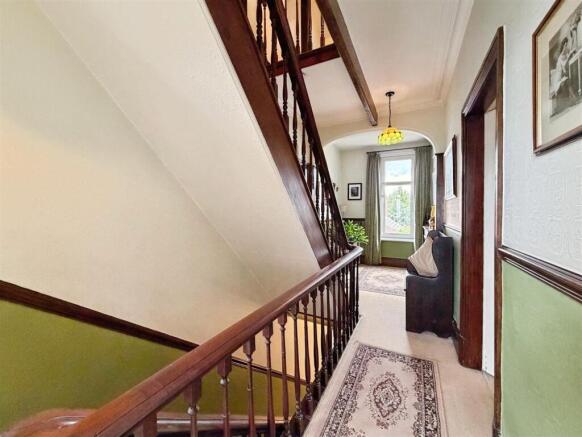 6 bed Detached for sale Image 11