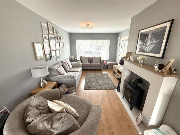 LOUNGE / DINING ROOM