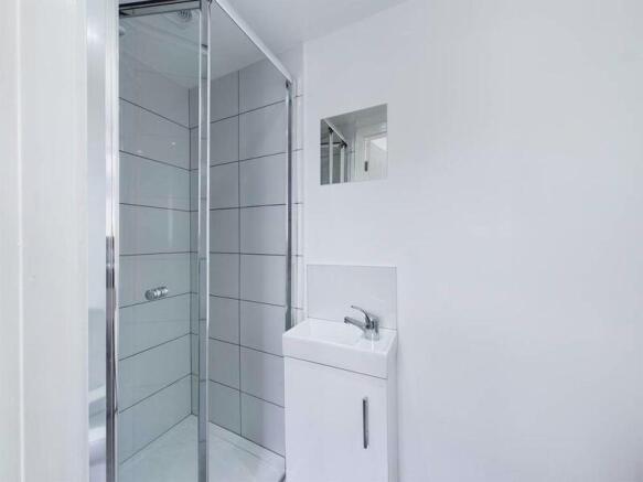 4 bed Town House to rent Image 4