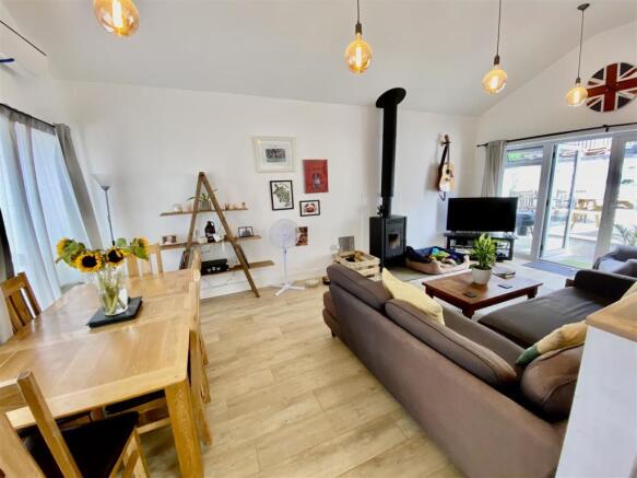 LIVING/DINING AREA