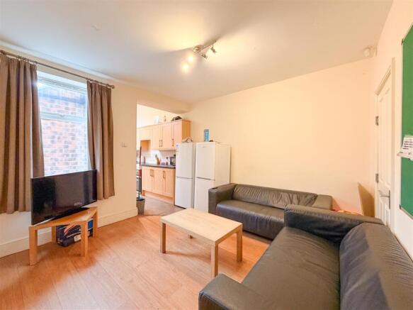 4 bed House to rent Image 7