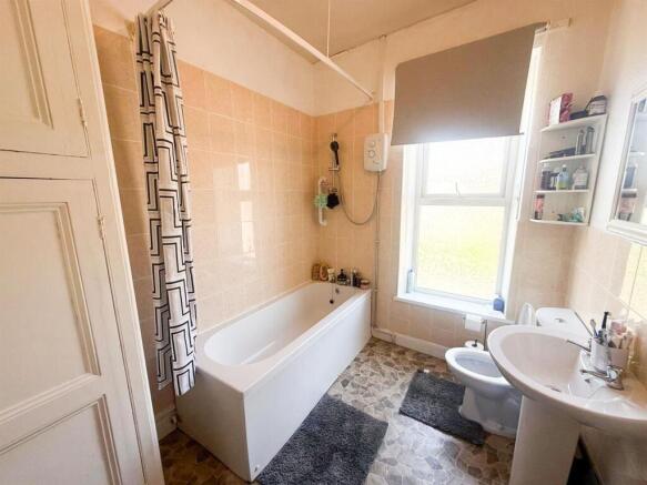 3 bed Apartment for sale Image 8