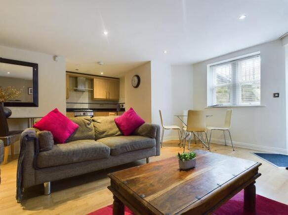 2 bed Flat to rent Image 4