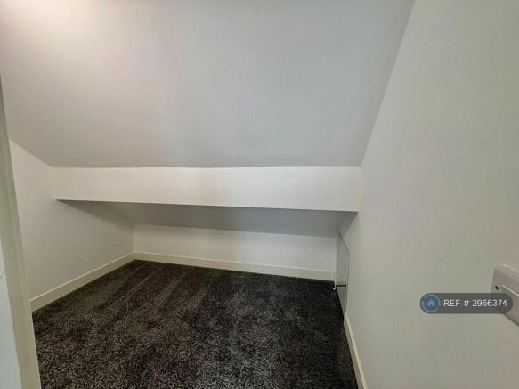 4 bed Semi-Detached to rent Image 11