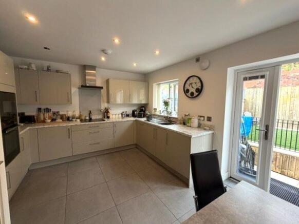 4 bed Semi-Detached for sale Image 3