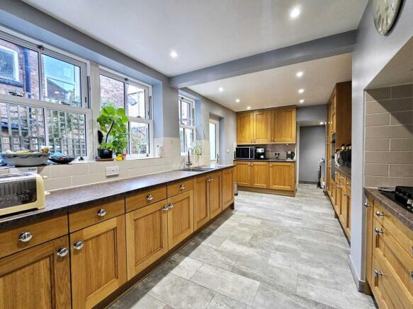 5 bed Terraced for sale Image 6