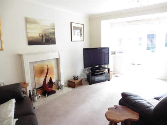 Spacious lounge (rea