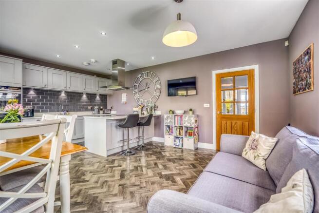 4 bed Detached for sale Image 11