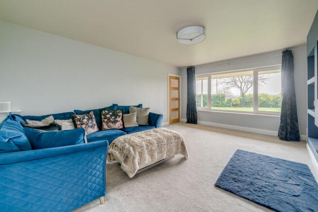 5 bed Detached for sale Image 7