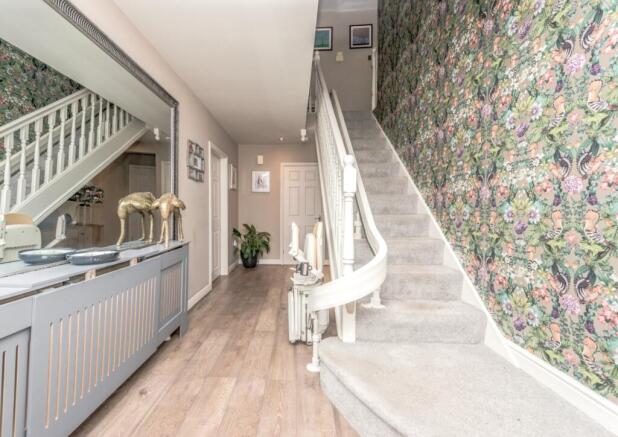 6 bed Detached for sale Image 5