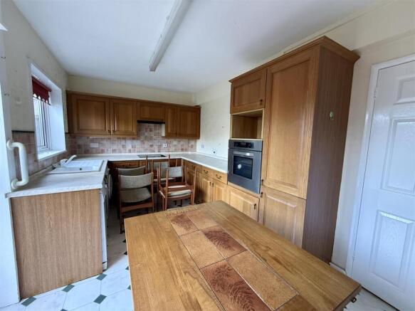Kitchen/Dining Room: