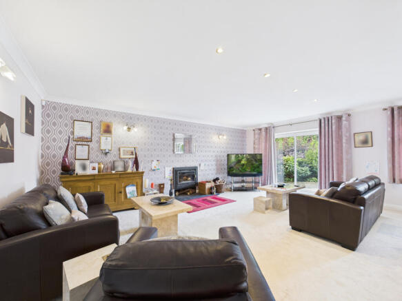 CAM01354G0-PR0589-STILL030