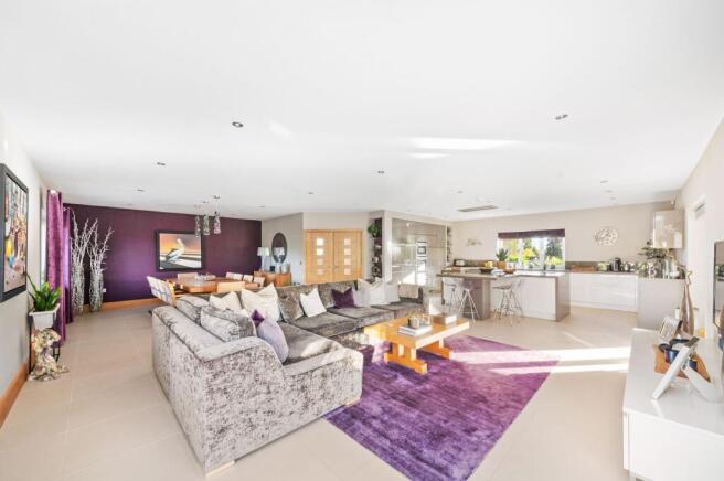 6 bed Detached for sale Image 9