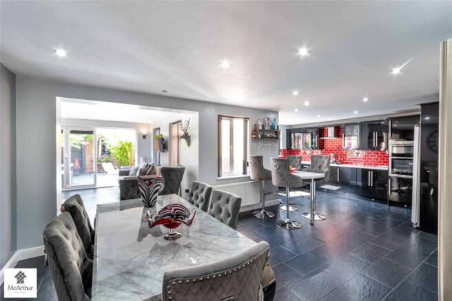 5 bed Detached for sale Image 5