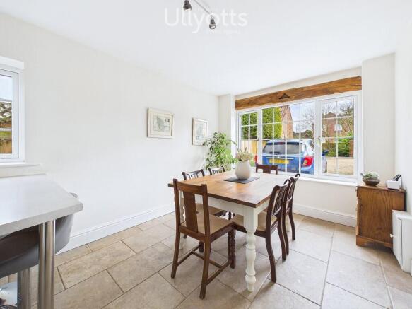 5 bed Detached for sale Image 8