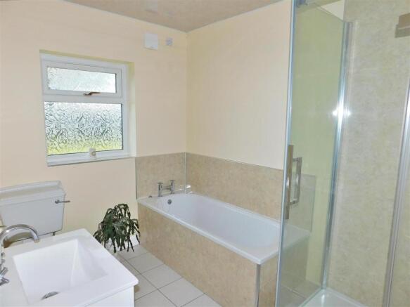ENSUITE 1.JPG
