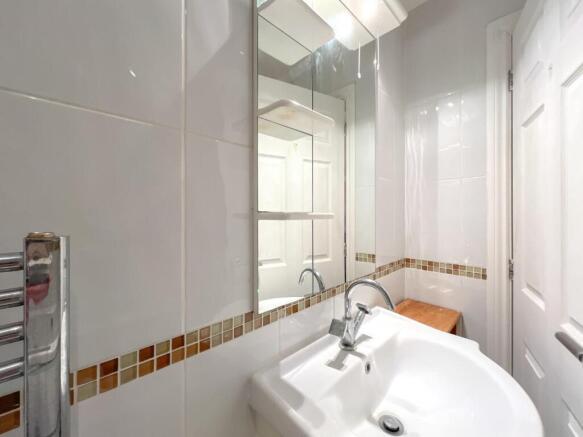 4 bed House to rent Image 8