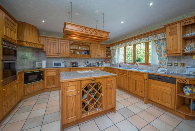 KITCHEN/BREAKFAST ROOM