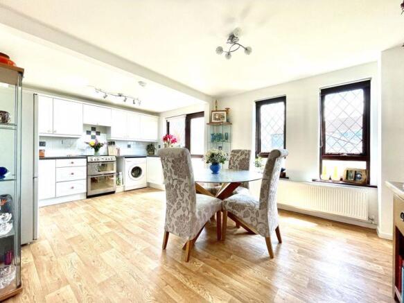 Kitchen / Dini...
