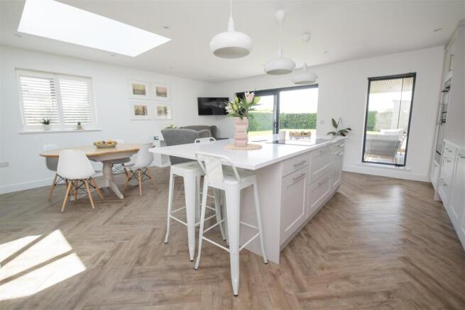 4 bed Detached for sale Image 5