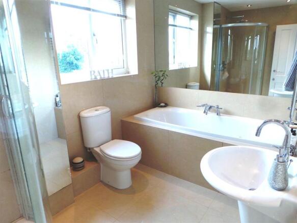 luxury bathroom/w...
