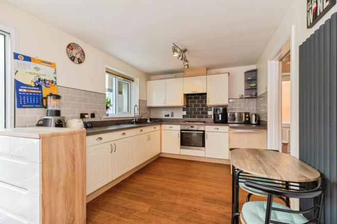 4 bed Detached for sale Image 5