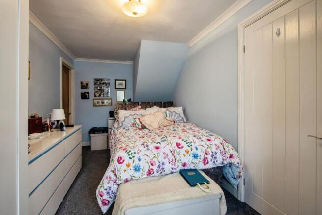 5 bed Detached for sale Image 9