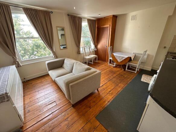 Beautifully Presented One-Bedroom Flat Near Highb