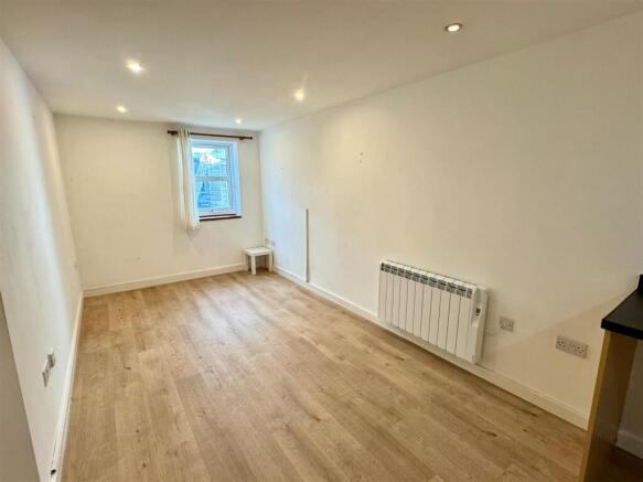 Flat 3, 16 Edgcumbe Gardens Lounge