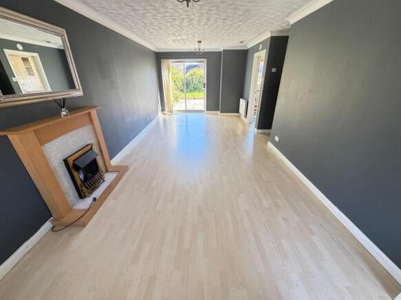 LOUNGE/DINING ROOM