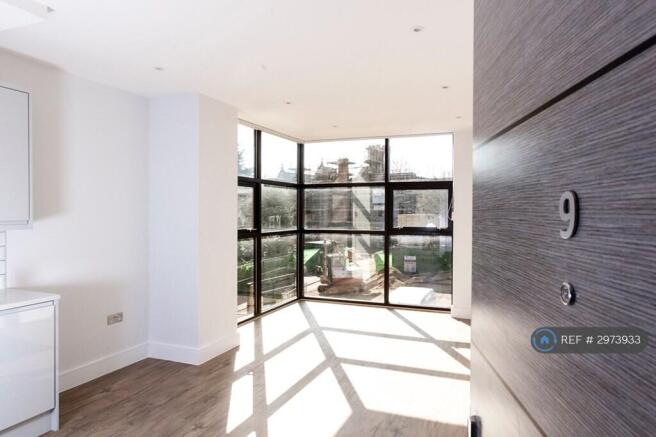 Living Room (First Floor But Identical To Ground)