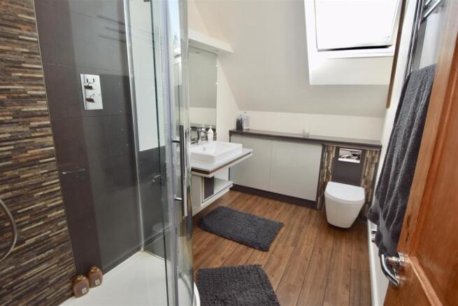 EN-SUITE SHOWER ROOM