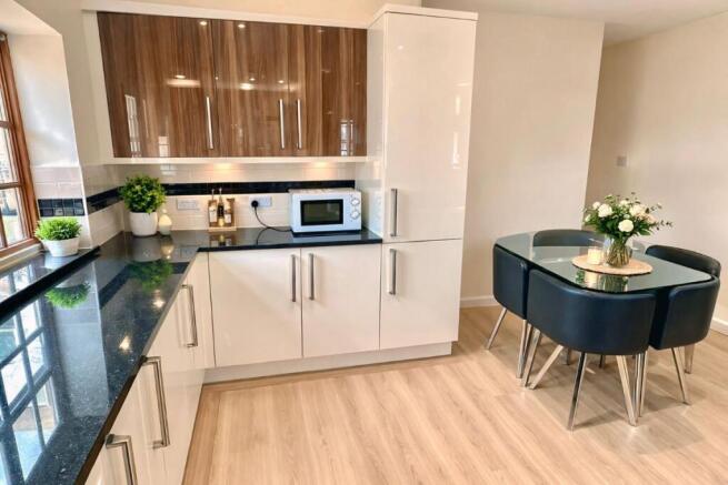 3 bed Flat to rent Image 5