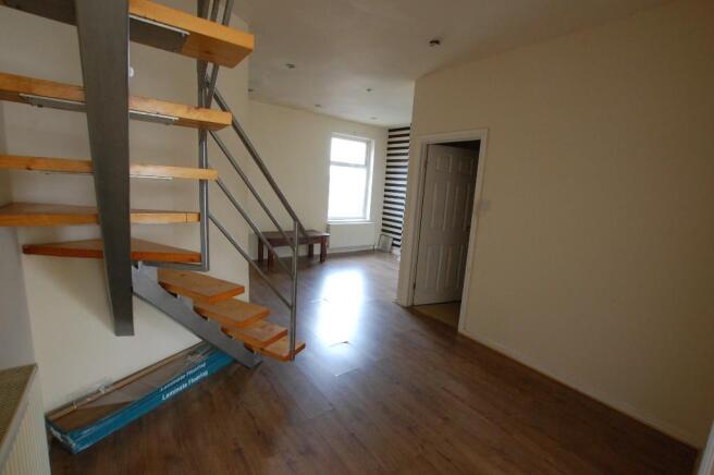 3 bed Flat to rent Image 5