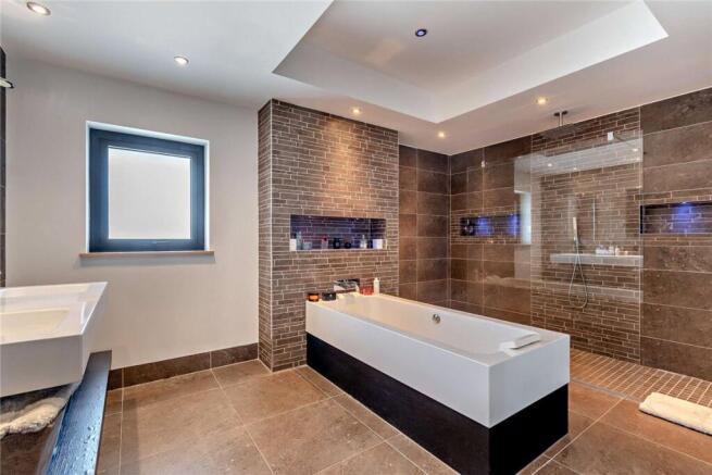 5 bed Detached for sale Image 9