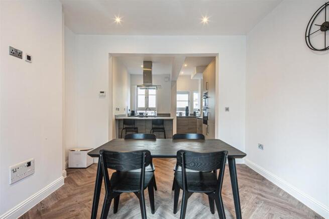 4 bed Flat for sale Image 6