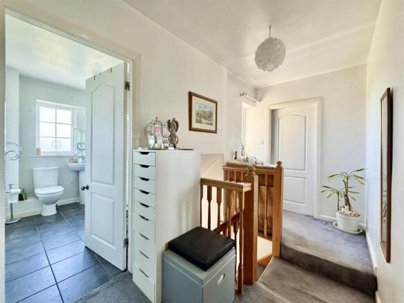 4 bed Detached for sale Image 12