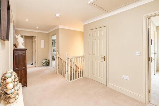 5 bed Detached for sale Image 7