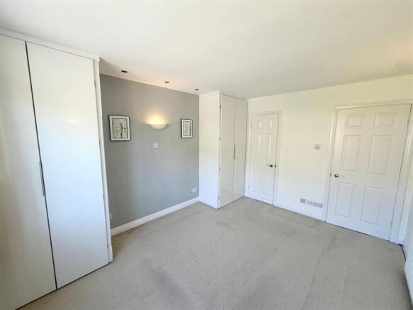 5 bed Detached for sale Image 12