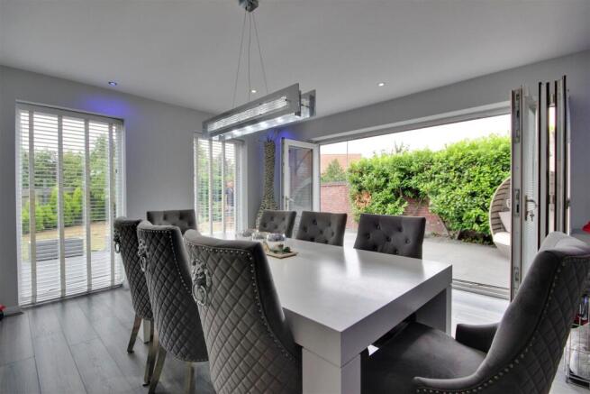 7 bed Detached for sale Image 9