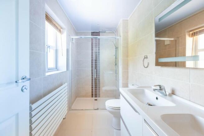 Bed One En suite