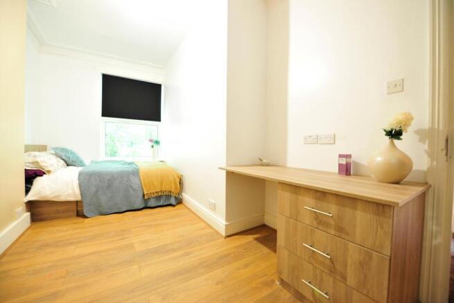 6 bed House to rent Image 12