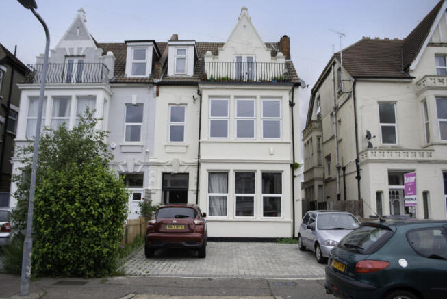 2-bed flat on Finchley Road, Westcliff-on-sea, SS0 8, £230,000
