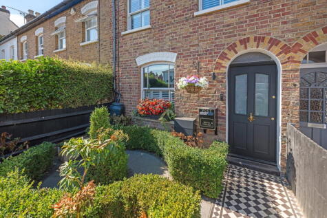 Portsmouth Road, Cobham, KT11