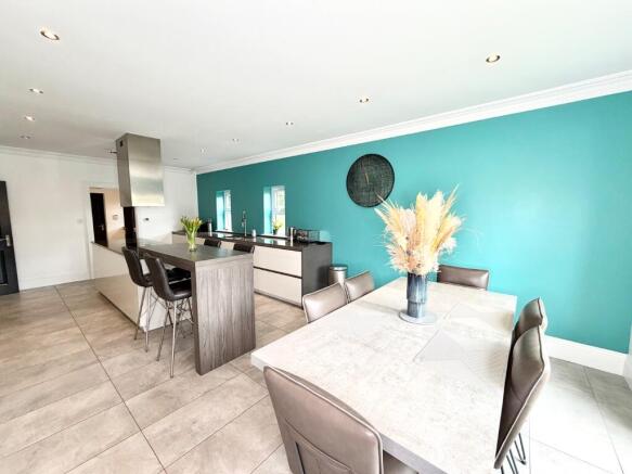 6 bed Detached for sale Image 9