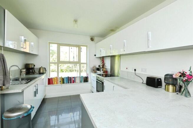 4 bed Detached for sale Image 6