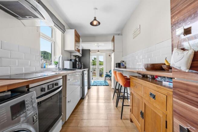 Kitchen towards garden.jpg